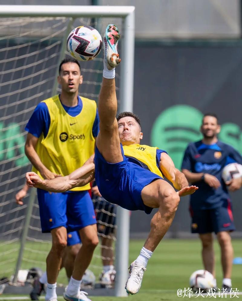 世体:莱万未参加巴萨今日合练,只在健身房进行预防性训练 世体:莱万未参加巴萨今日合练,只在健身房进行预防性训练