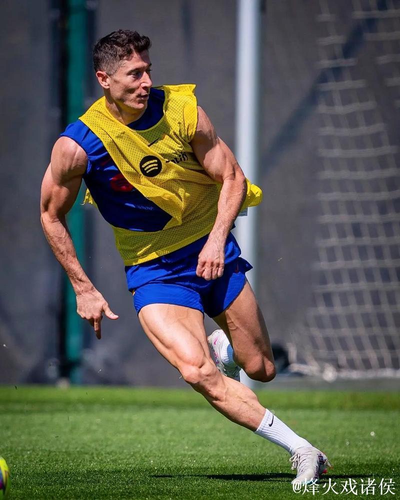 世体:莱万未参加巴萨今日合练,只在健身房进行预防性训练 世体:莱万未参加巴萨今日合练,只在健身房进行预防性训练